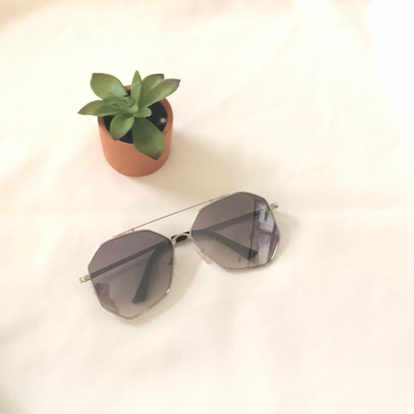 Semi mirrored sunglasses 🕶 - Picture 1 of 4